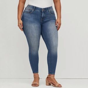 Torrid Bombshell Skinny Jeans Premium Stretch Medium Wash Denim plus sz 24 tall